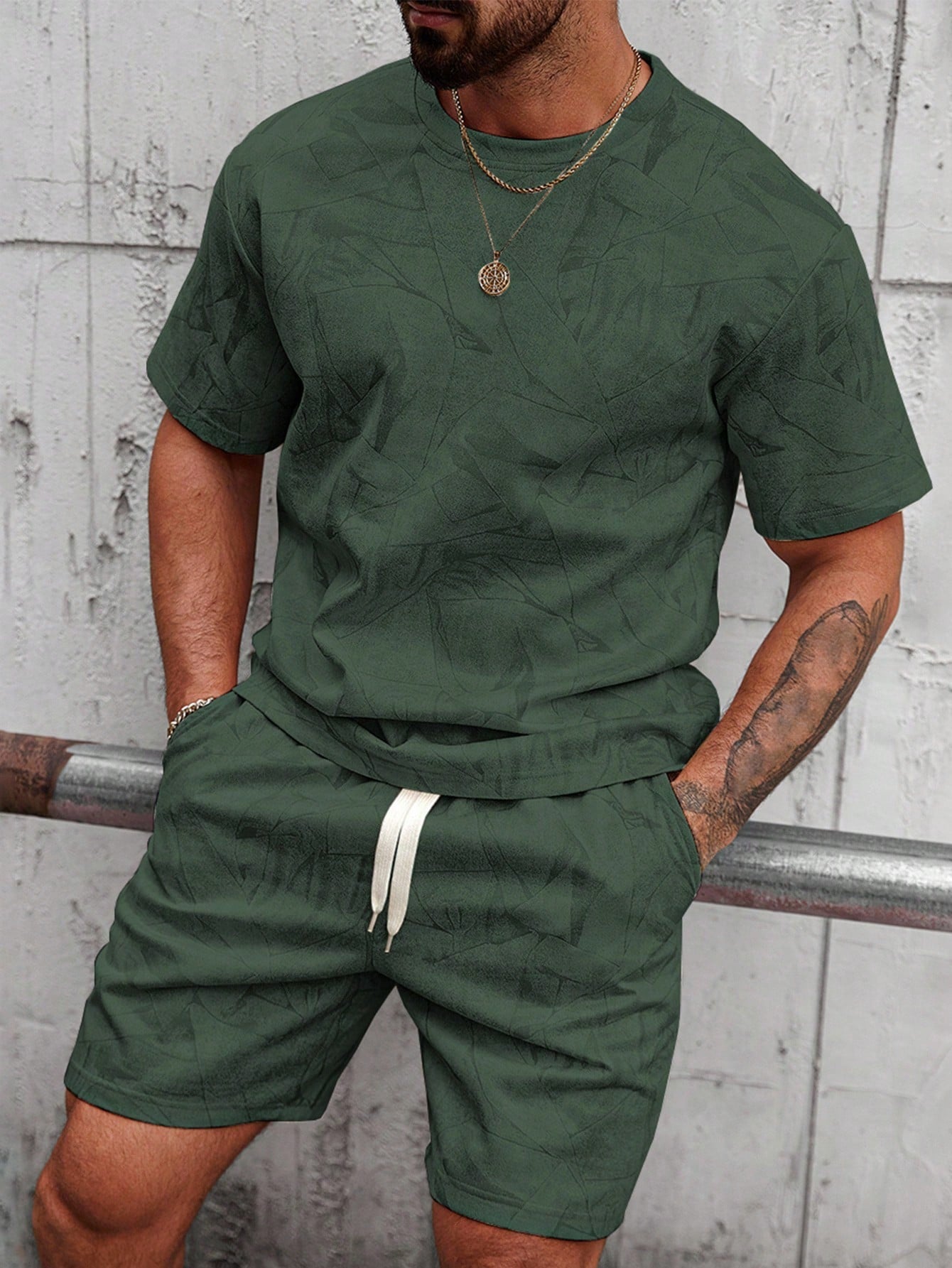 Men's geometric print short-sleeved T-shirt paired with drawstring shorts two-piece set