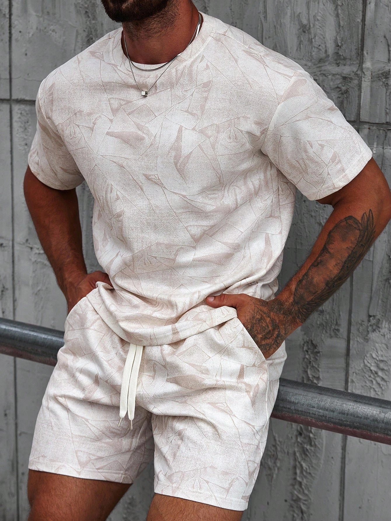 Men's geometric print short-sleeved T-shirt paired with drawstring shorts two-piece set