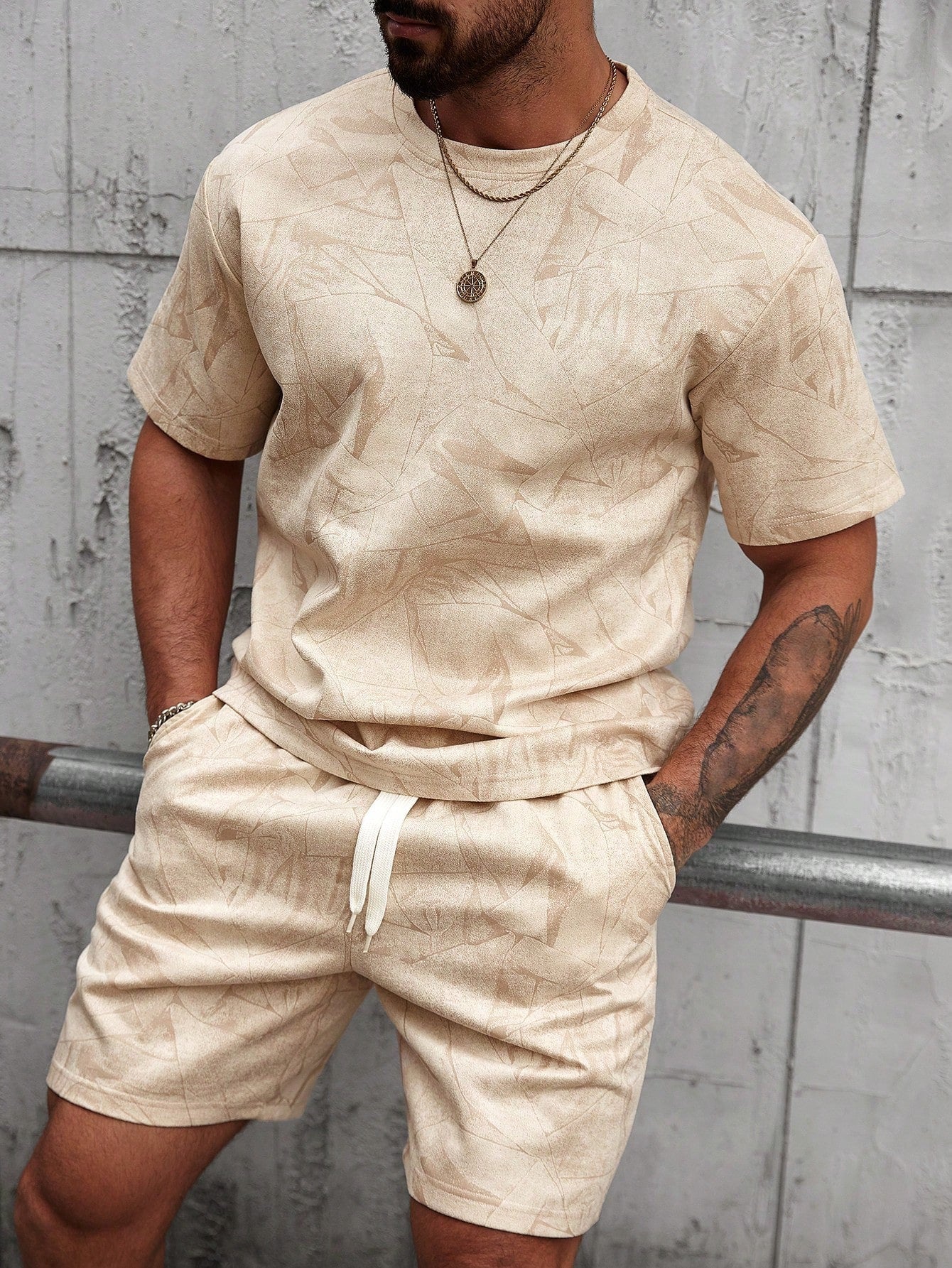 Men's geometric print short-sleeved T-shirt paired with drawstring shorts two-piece set