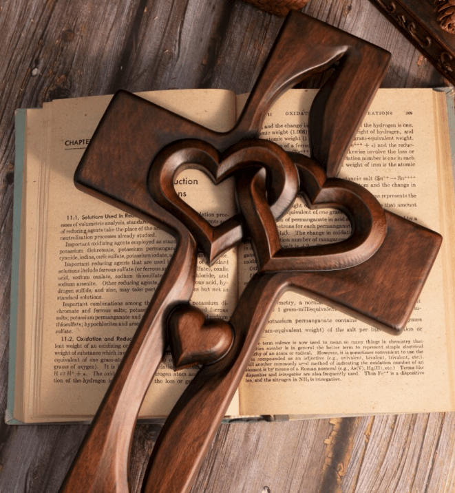 🔥 Last Day 49% OFF – Intertwined Hearts Hand-Carved Wooden Cross ❤️ Perfect Wedding & Anniversary Gift ✝️💞